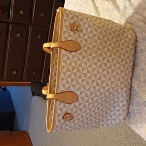 Handbag brand Lacel Urwebin large shoulder bag white